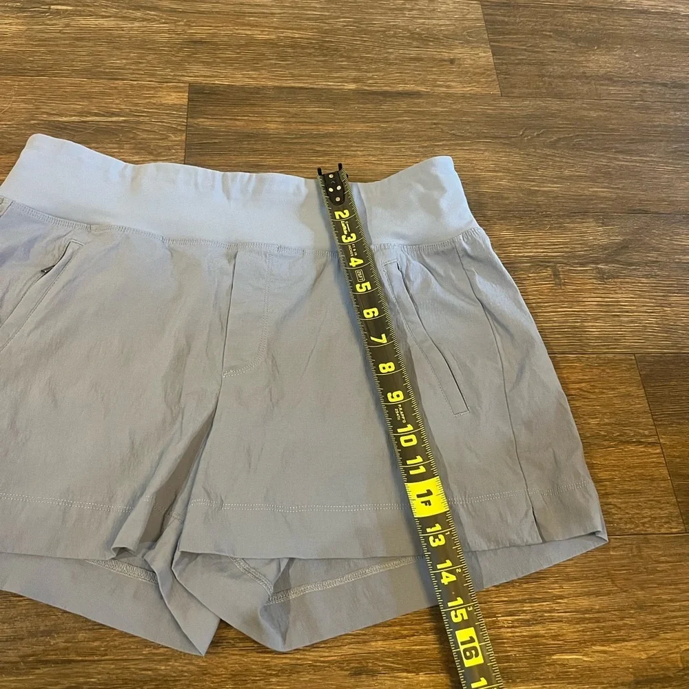 Athleta Women's Trekkie North Mid Rise Lightweight Shorts - Picture 3 of 8
